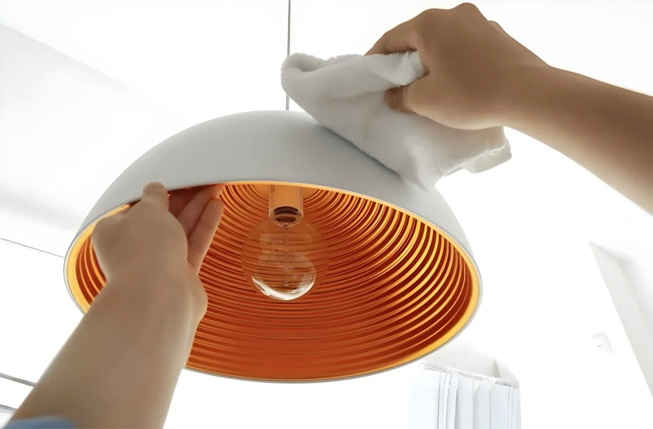 Come si fa a pulire i lampadari di cristallo o vetro? Il metodo per farli brillare senza fatica