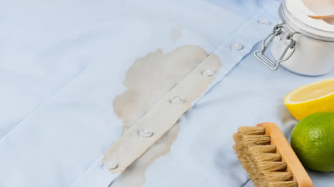 Come si fa a togliere le macchie di fango secco? Mai bagnarle, spazzola via tutto prima