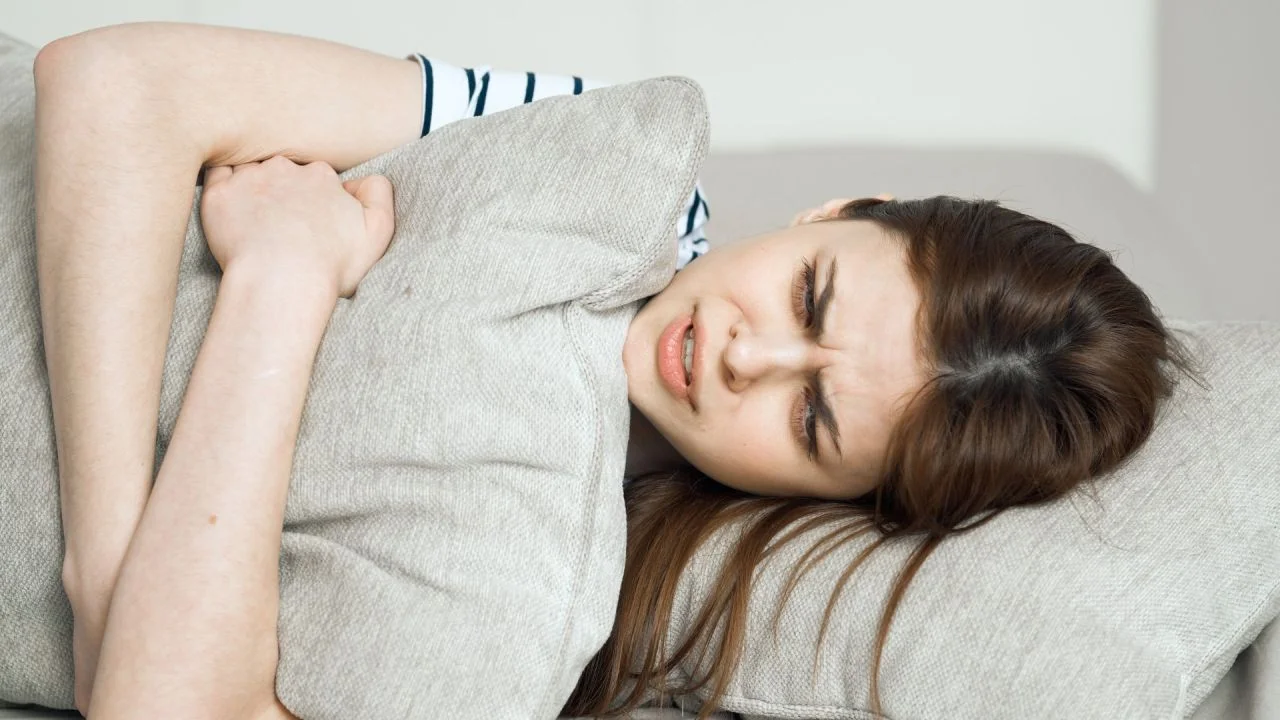 Reflusso notturno, come dormire per evitarlo? Il trucco del cuscino che cambia tutto