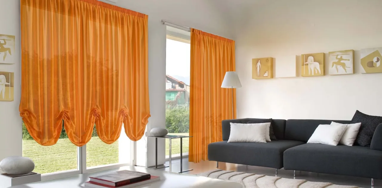 Lavi le tende solo una volta all’anno? Ecco ogni quanto dovresti farlo davvero per la salute